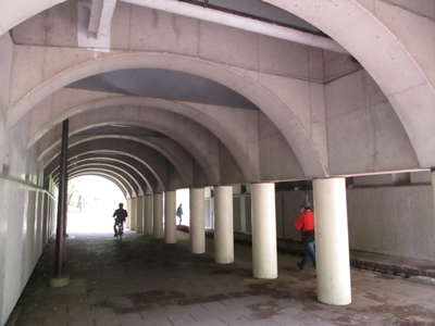 横浜　トンネル　遊歩道　眼鏡トンネル